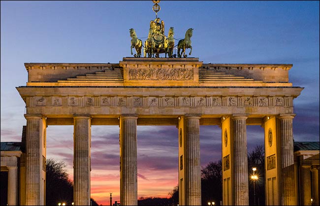 brandenburg gate at dusk